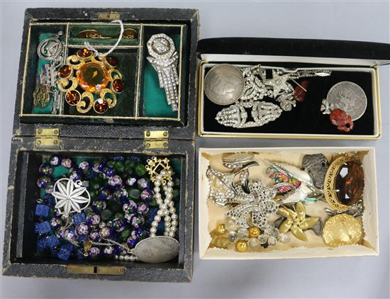 Assorted costume jewellery, including brooches, silver medallion etc.